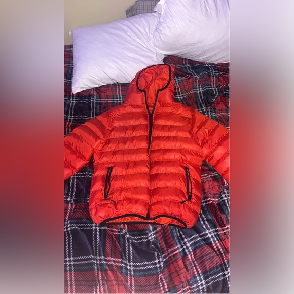Brand New U2WEAR Red Puffer Jacket with Hood and Zipped Pockets - Picture 2 of 3